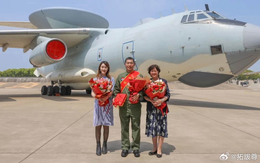 空警2000三名老飞举行停飞仪式……就看空警3000何时入列服役 