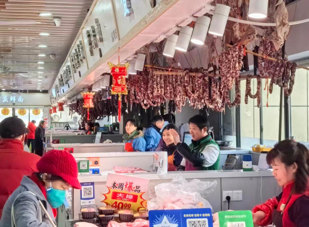 【菜场升级年货飘香！大家过年都吃点啥？】春节的脚步日益临近，申城的年味在烟火气中