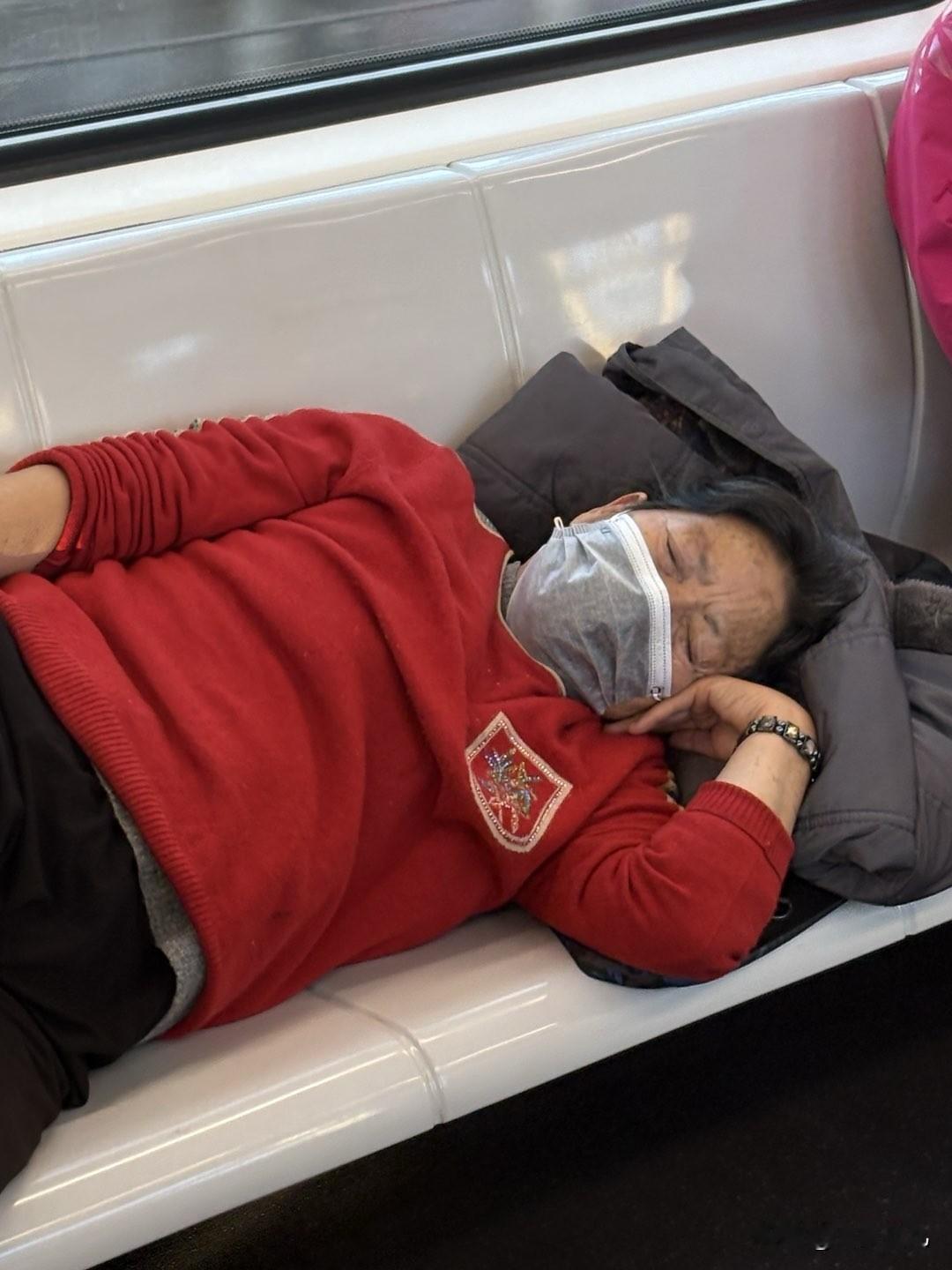 【网曝北京地铁昌平线现不文明行为 老人躺座椅上进食引争议】

近日，有网友投稿反