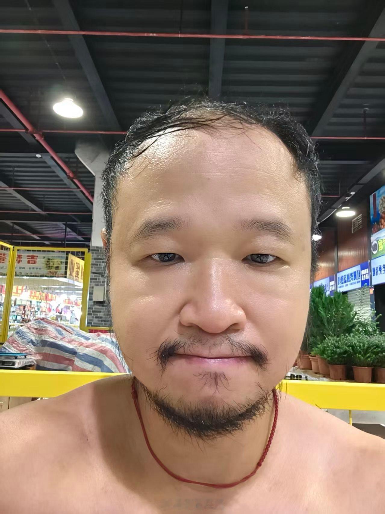特型演员黄永钰被评价有九分神似忽必烈，天然阔面骨相与古帝王画像高度契合，眉眼、胡