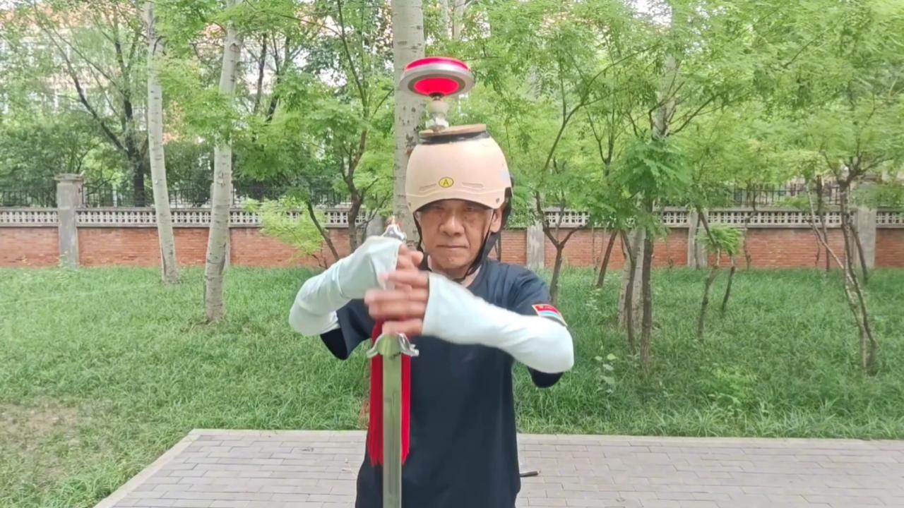 自编自拍玩耍旋转空竹剑！
