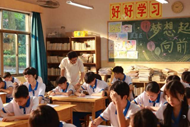 不敢骂、不敢管、不敢教！当代教师集体躺平，藏着怎样的教育真相
