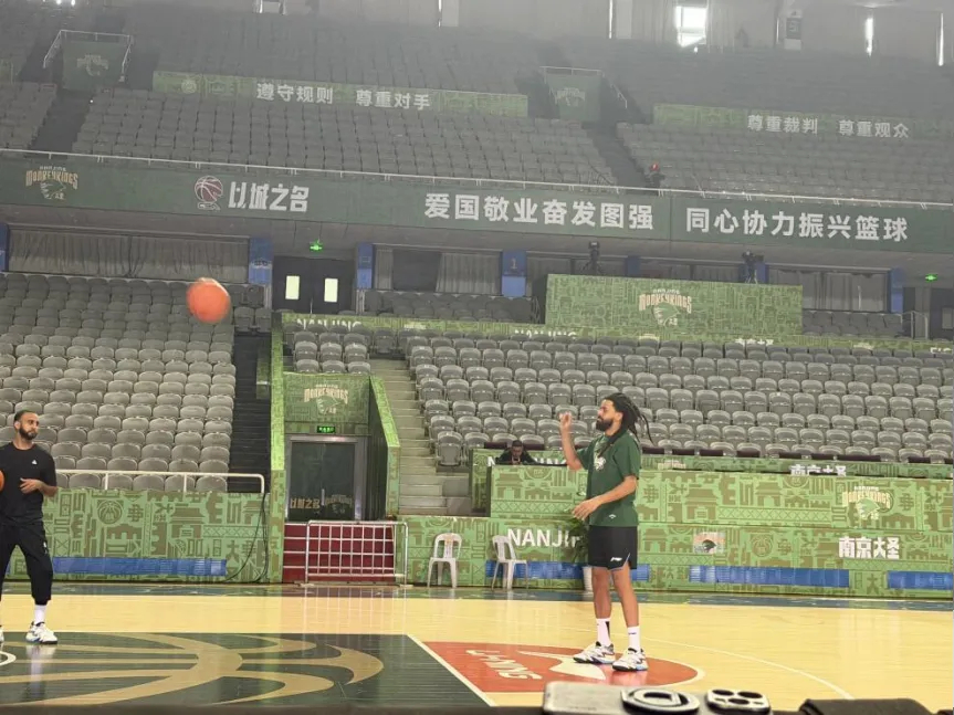 中国新闻周刊采访了南京同曦总经理王震，王震谈到了签约J.Cole的一些背后故事。