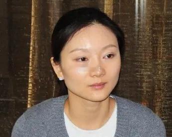 张艺谋的饭局上，陈婷一落座，当别人脱口而出称她导演夫人，她纠正说我是出品人陈婷。