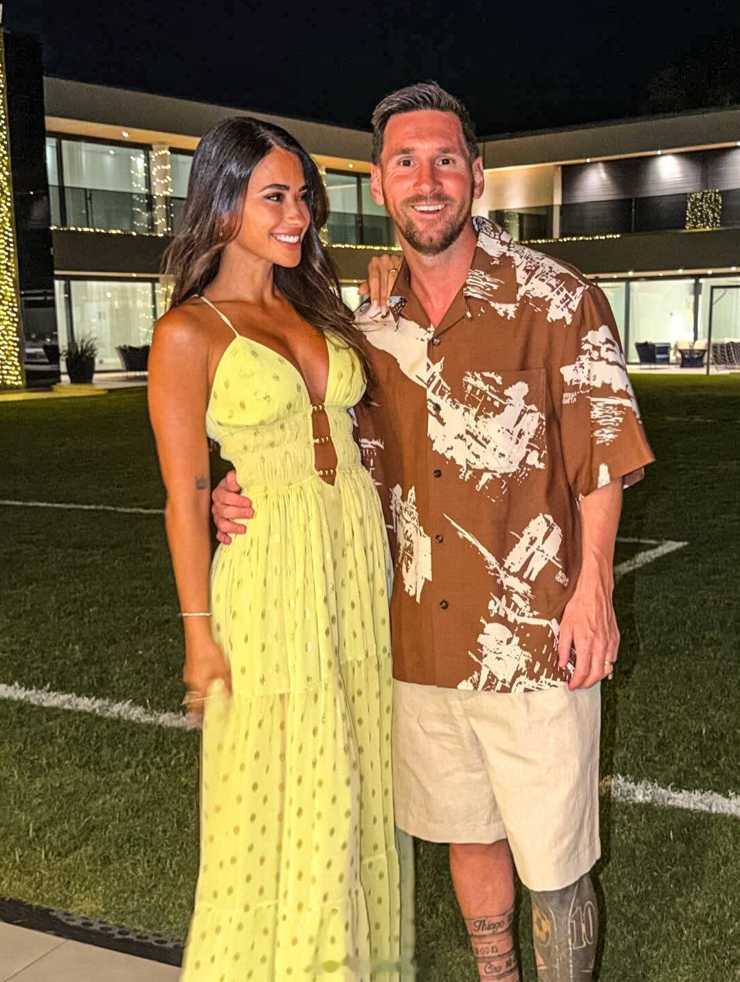 阿根廷球员们的2025年圣诞🎅照片梅西迪马利亚劳塔罗马丁内斯麦卡利斯特库蒂罗梅