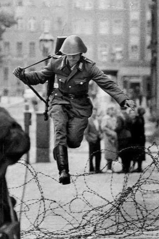 1961年8月15日，当时年仅19岁的康拉德·舒曼（Hans Conrad Sc...