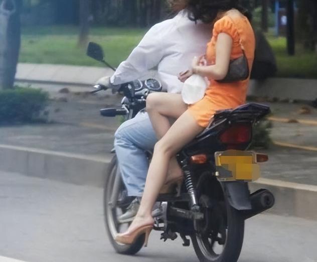 1989年，黑龙江一女子没穿内裤坐摩托车，裙子被吹起来，被同村青年看到后调侃了一
