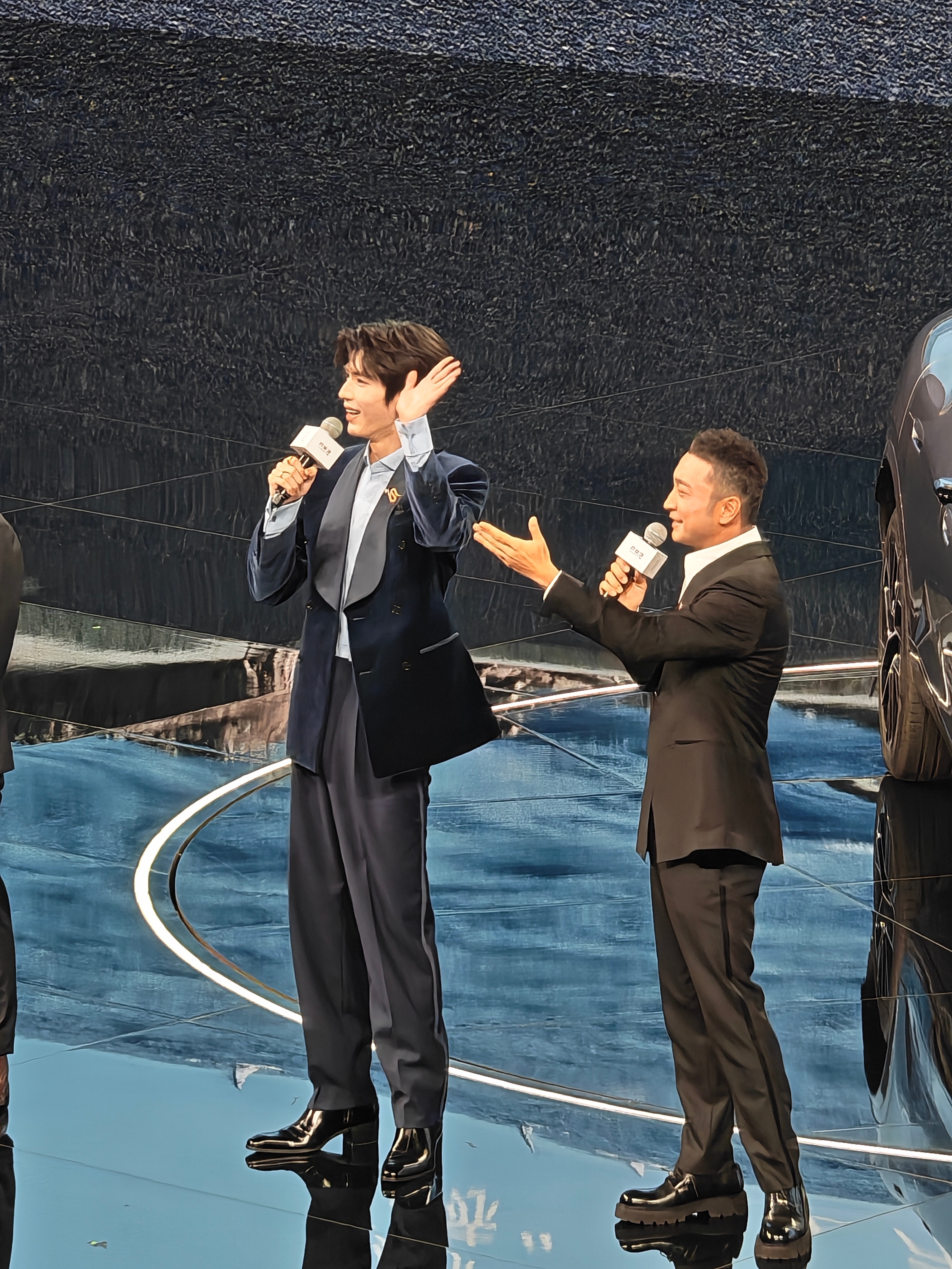 你们的张凌赫来了！！！该说不说的时候出场真的帅跟海口跨年晚会那会一样 杭州·中国