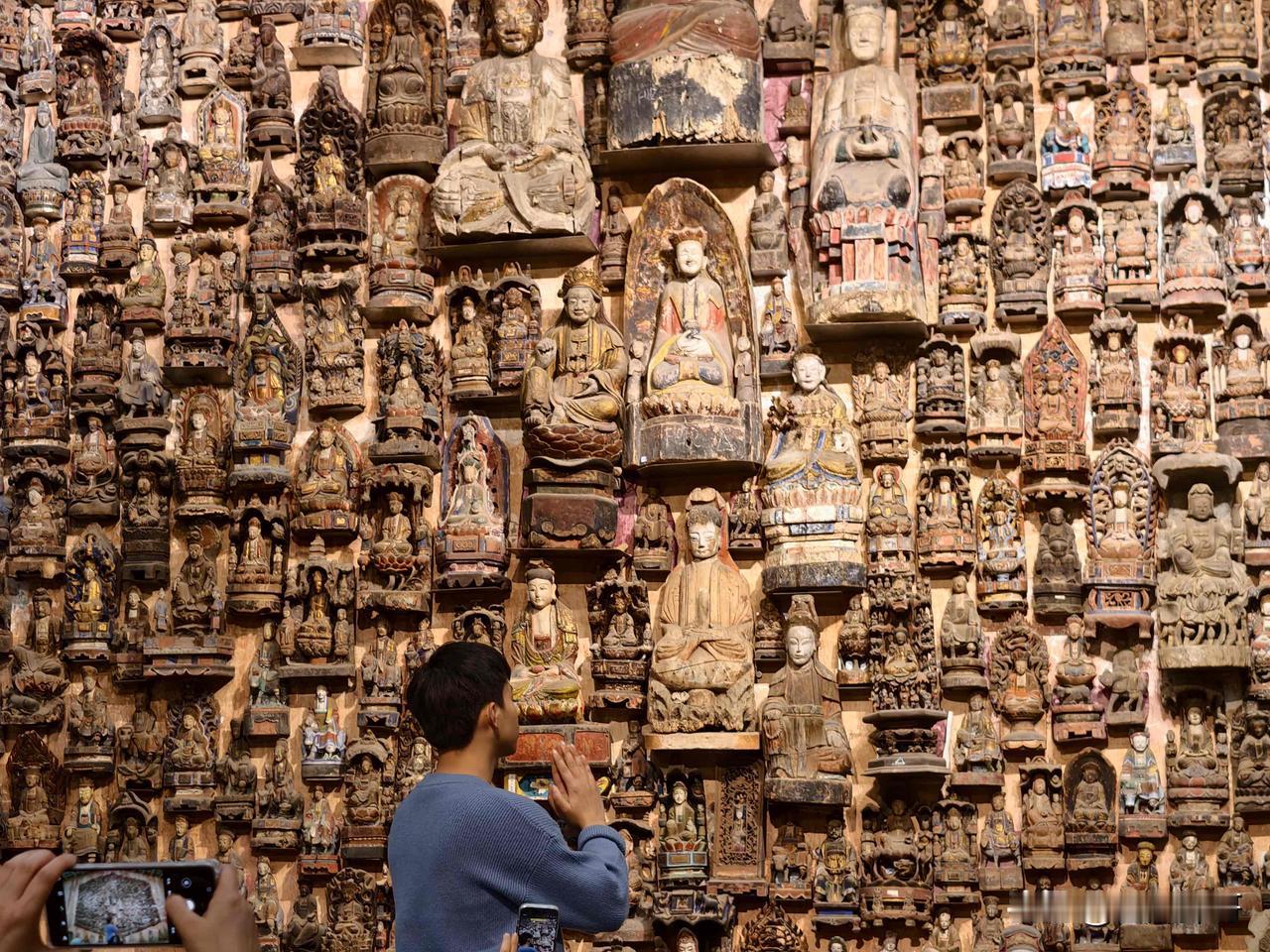 在重庆璧山大圆祥博物馆内，一面震撼人心的“千佛墙”前，我双手合十，虔诚地凝视着眼