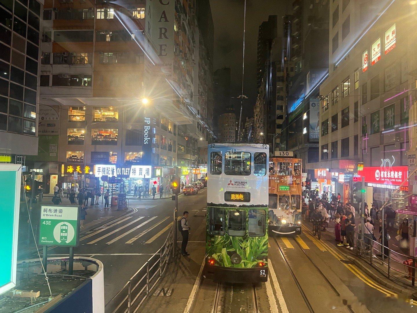 香港这几年口碑不好，但这次来感觉反差很大。每个香港人都在努力去说普通话，努力去让