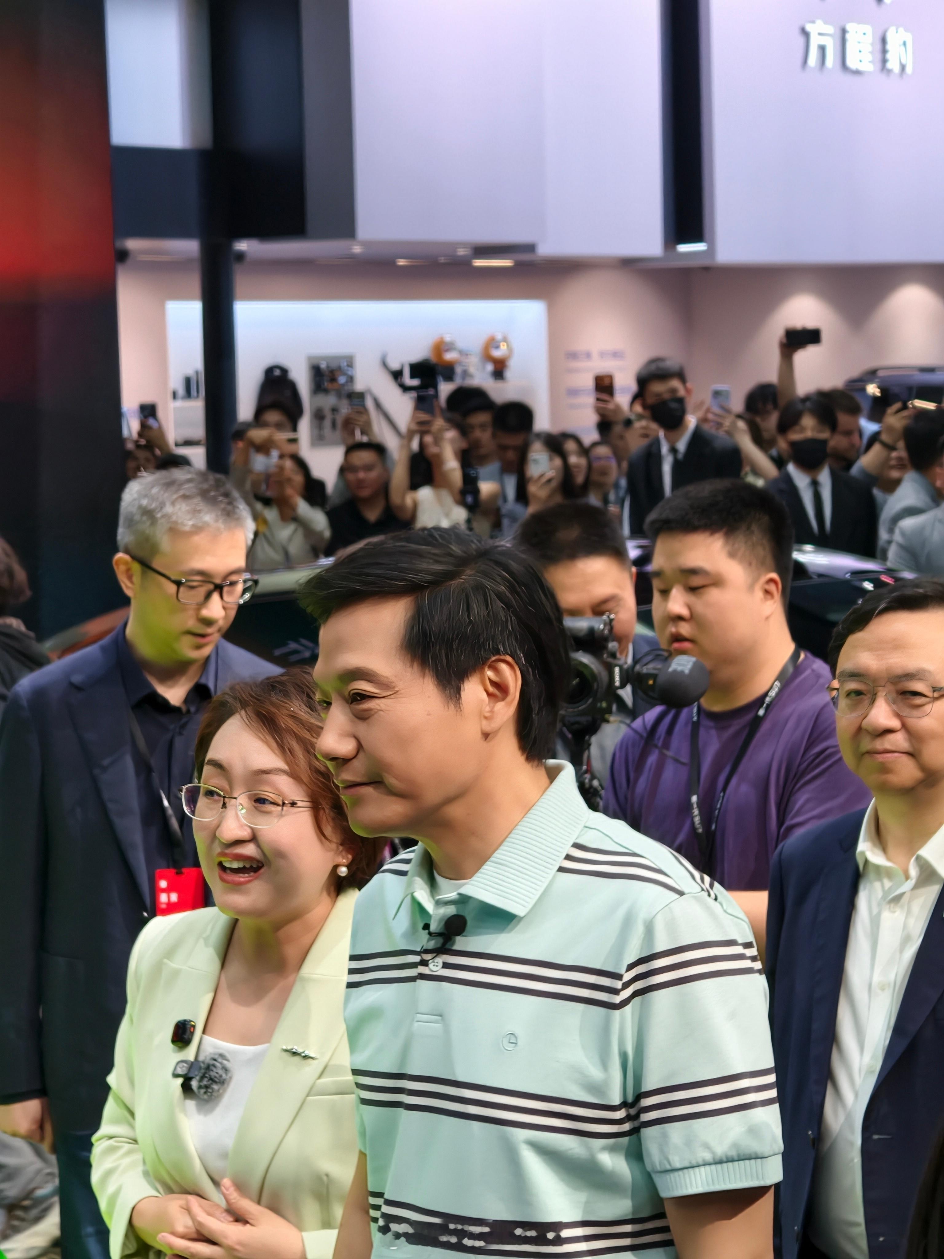 雷总来比亚迪展台了，看了方程豹的超跑，王总和雷总还互赠了礼物，在一起才是中国汽车