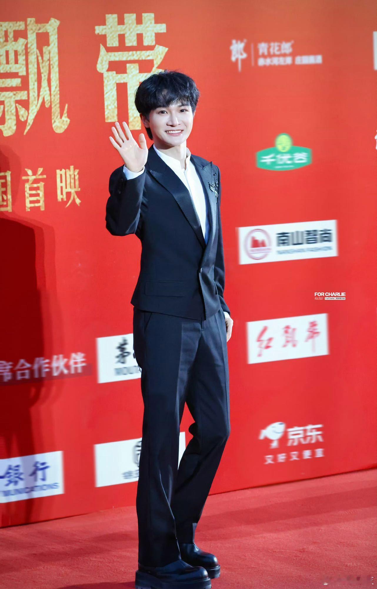 周深主打一个身份清晰 每次看见周深，都会想到他的音乐对我们生活的影响。他的身份定