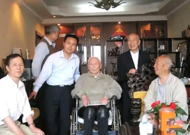 1996年，左宗棠曾孙左景鉴想回到上海，老人家救死扶伤无数，晚年腿脚不便，侄子便