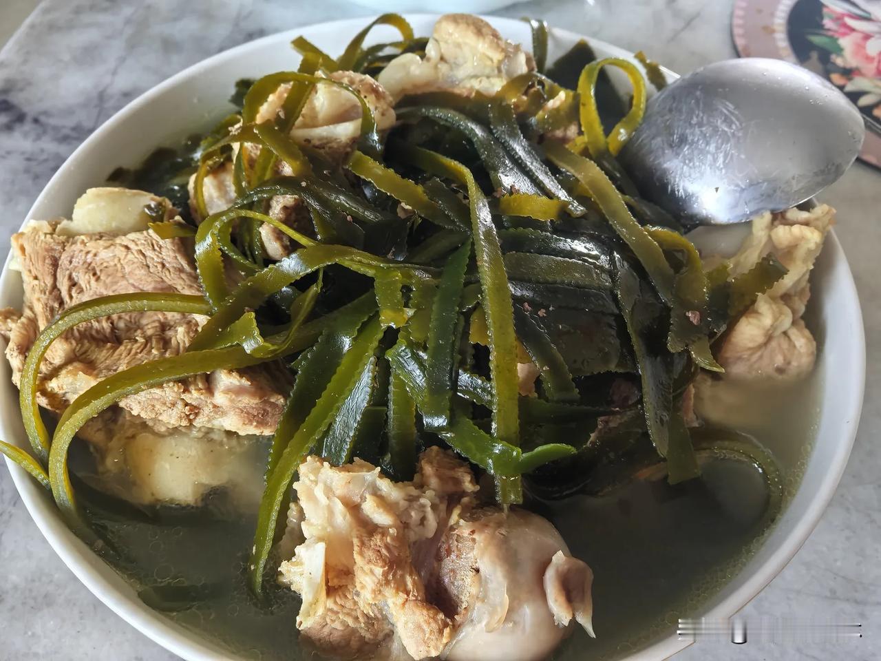 今天，小外孙女家的保姆开始休假，大女儿早上就把我叫过来替班，给她们一家人买菜做饭