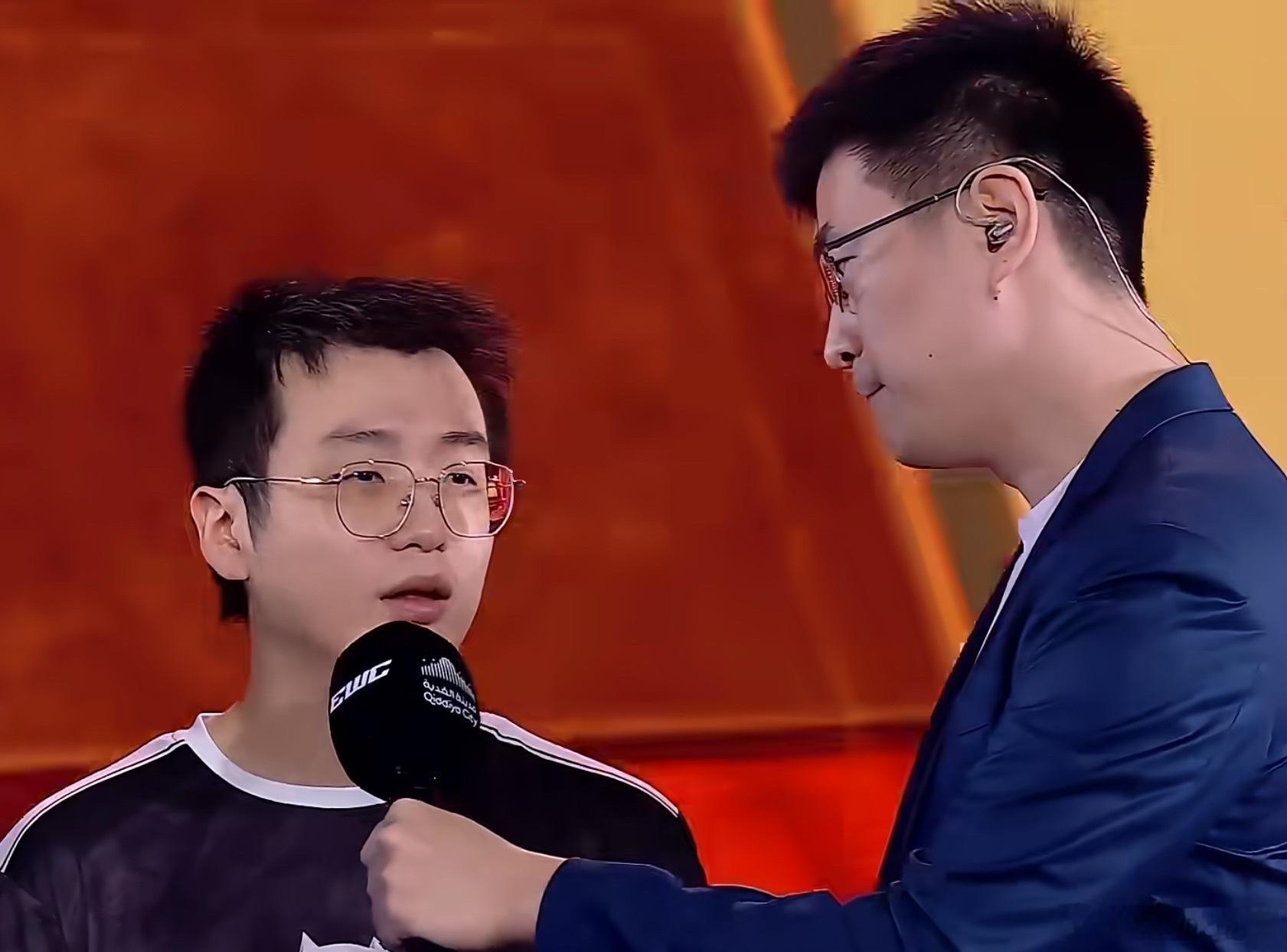 雕哥：说了我是毛白，那次石头结婚我看到毛哥了，我说毛哥我一直在帮你说话一直在吹你