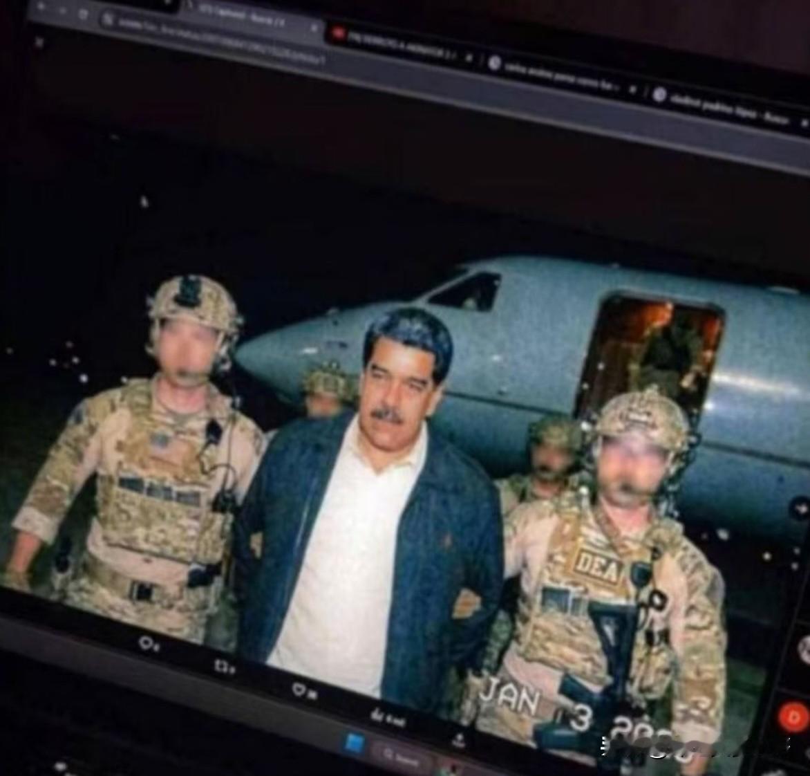 马杜罗被捕图片首次流出。
特朗普于今日傍晚突然宣称，已逮捕委内瑞拉总统马杜罗及其