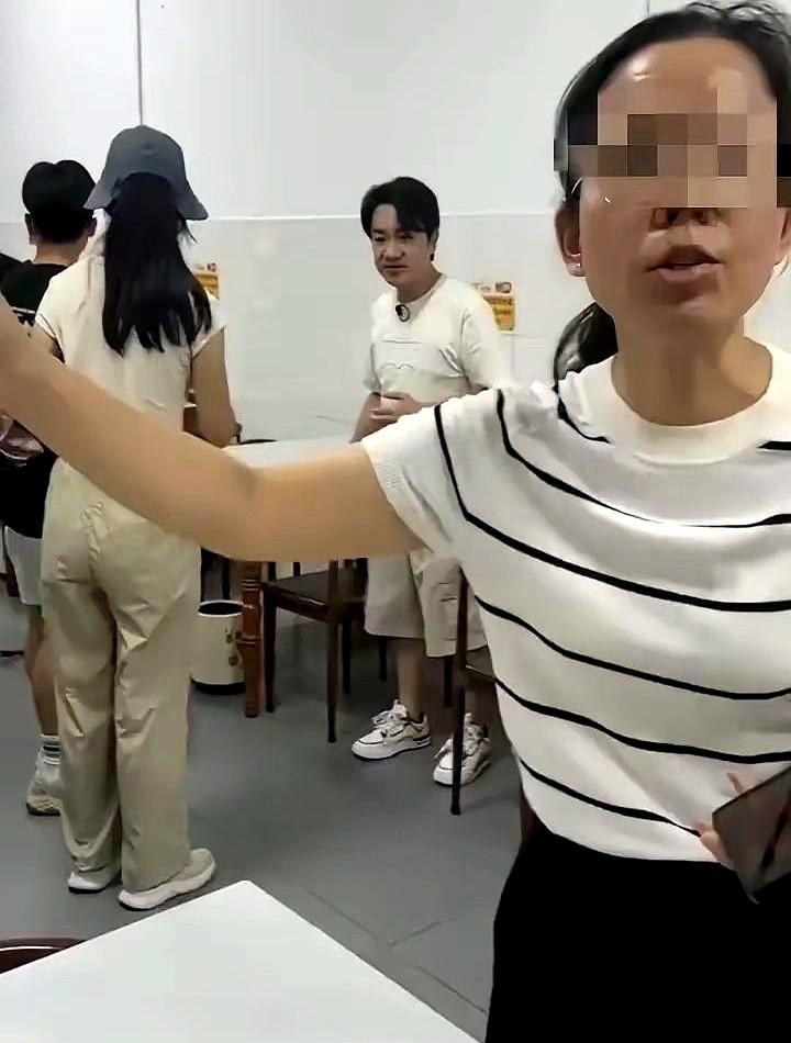 王祖蓝拍片风波里的米粉店老板，打死都想不到！一句 "出去" 不仅赶走了泼天富贵，
