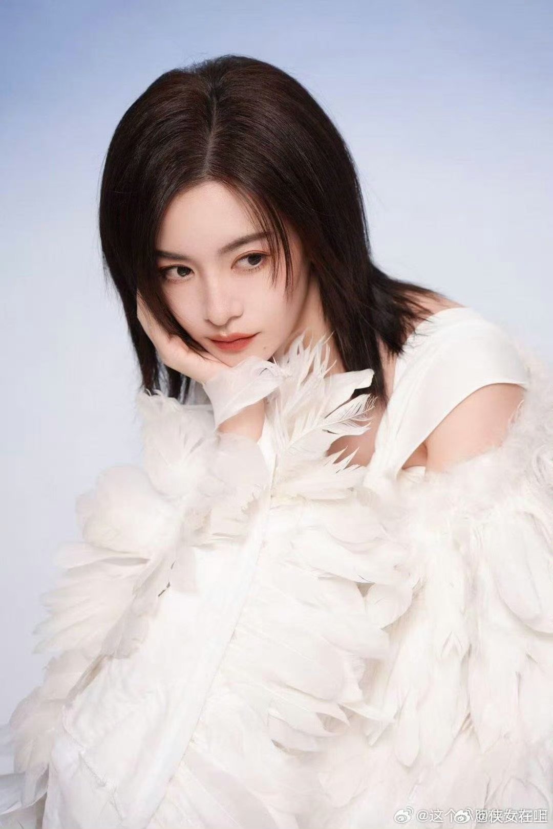 浙江一粉丝偶遇李晟合拍手势舞网友浙江偶遇李晟合拍手势舞 不期而遇的浪漫！草地上伴