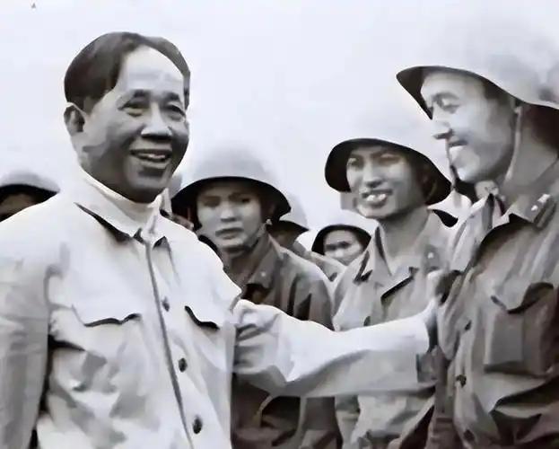 黎笋他儿子黎坚成，最近把当年的老底揭了。他说当年敢跟中国硬刚，是因为爹手里攥着三