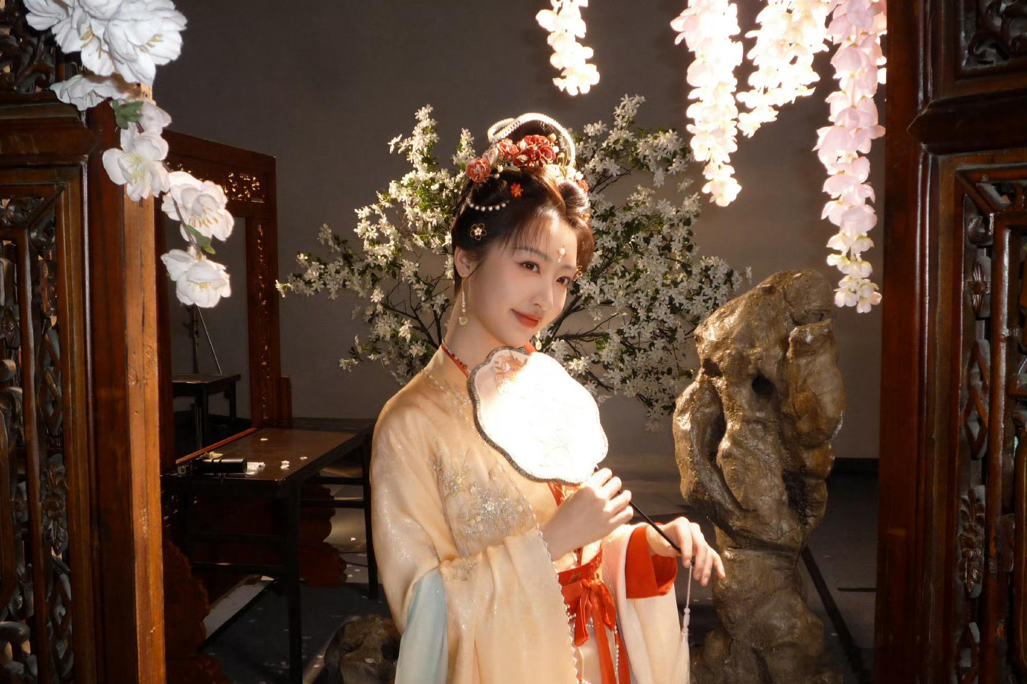 邓恩熙恰逢春定妆照，这个狗啃刘海怎么个事？把那两撮须须梳上去不行么 