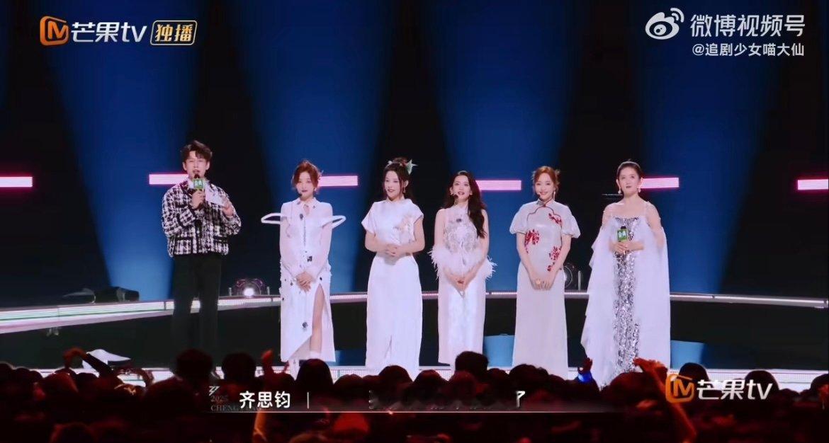 谢娜裙子又被踩了 救命！浪姐舞台惊现“踩裙连续剧”续集！谢娜这次被踩裙后的扯裙动