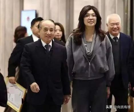 从侯友宜到王金平，她正在收编蓝营所有山头，王金平这活字典，再不翻就发霉了！

郑