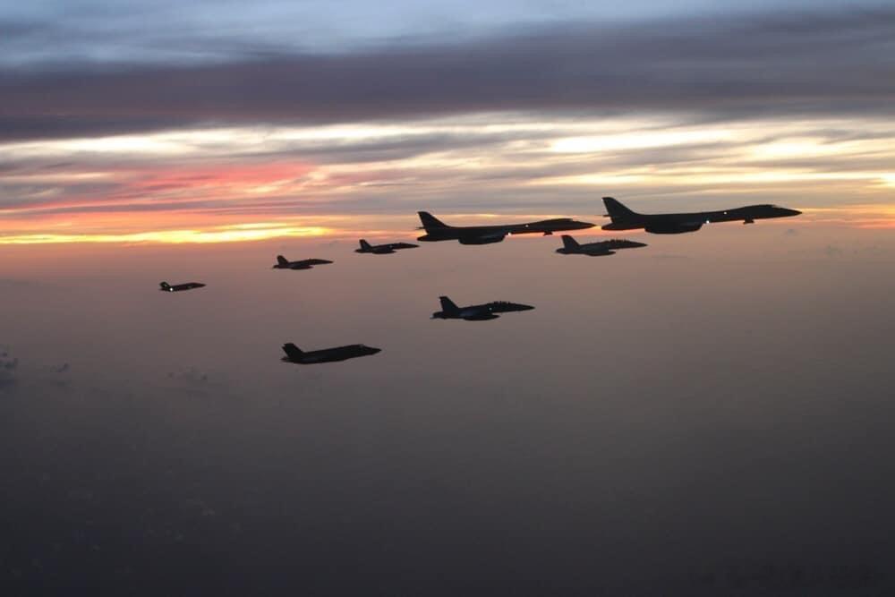 翱翔在南海的超级大黄蜂和枪骑兵编队，摄于今年2月。枪骑兵也就剩下远程反舰导弹发射