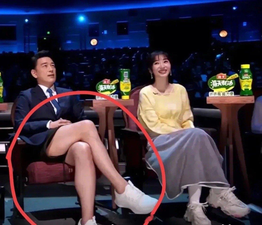 这毛毯是为了节目能正常播出，强制要求盖上的吗[笑cry] ​​​