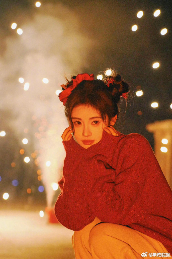 【你最想和谁一起看新年烟花？】烟花璀璨，耀眼夺目，衬得佳人愈发美丽。掉微博热搜池