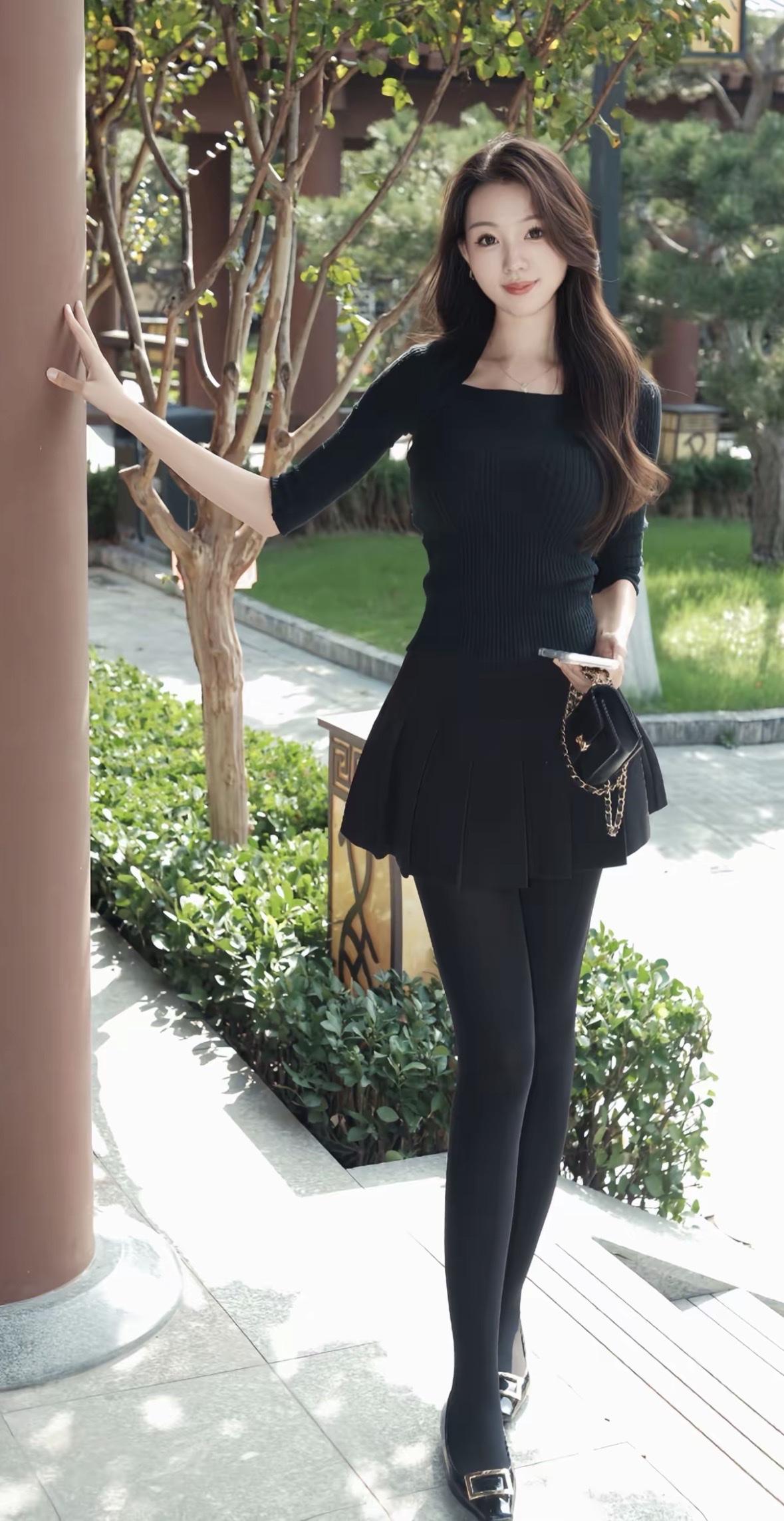 优雅黑裙，真的是都市女性的魅力杀器！
想象一下，有这样一位女子，她面容精致，眉眼