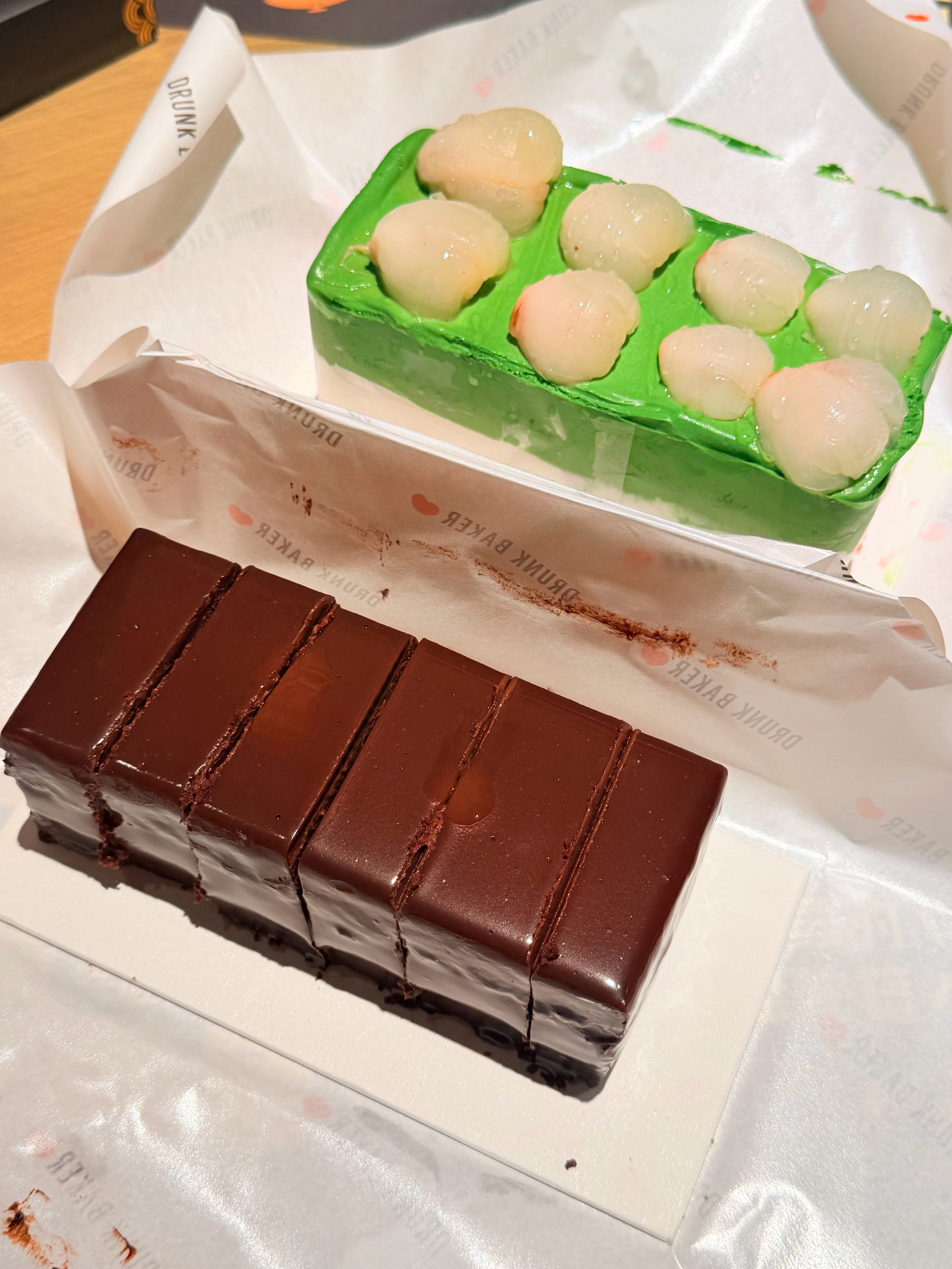 醉师傅的茉莉龙井压扁可颂爆炸好吃啊，九层荔枝杨梅蛋糕也爆好吃，黑生巧磅蛋糕超级顺