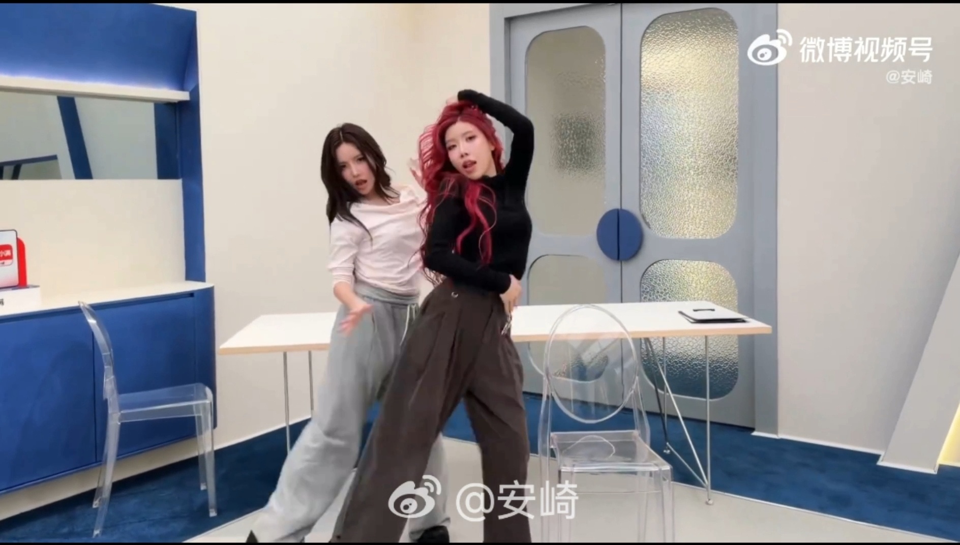 恋我癖舞台练习室释出！姐姐们表情管理绝了😍安崎组恋我癖练习室完全放飞乘风202