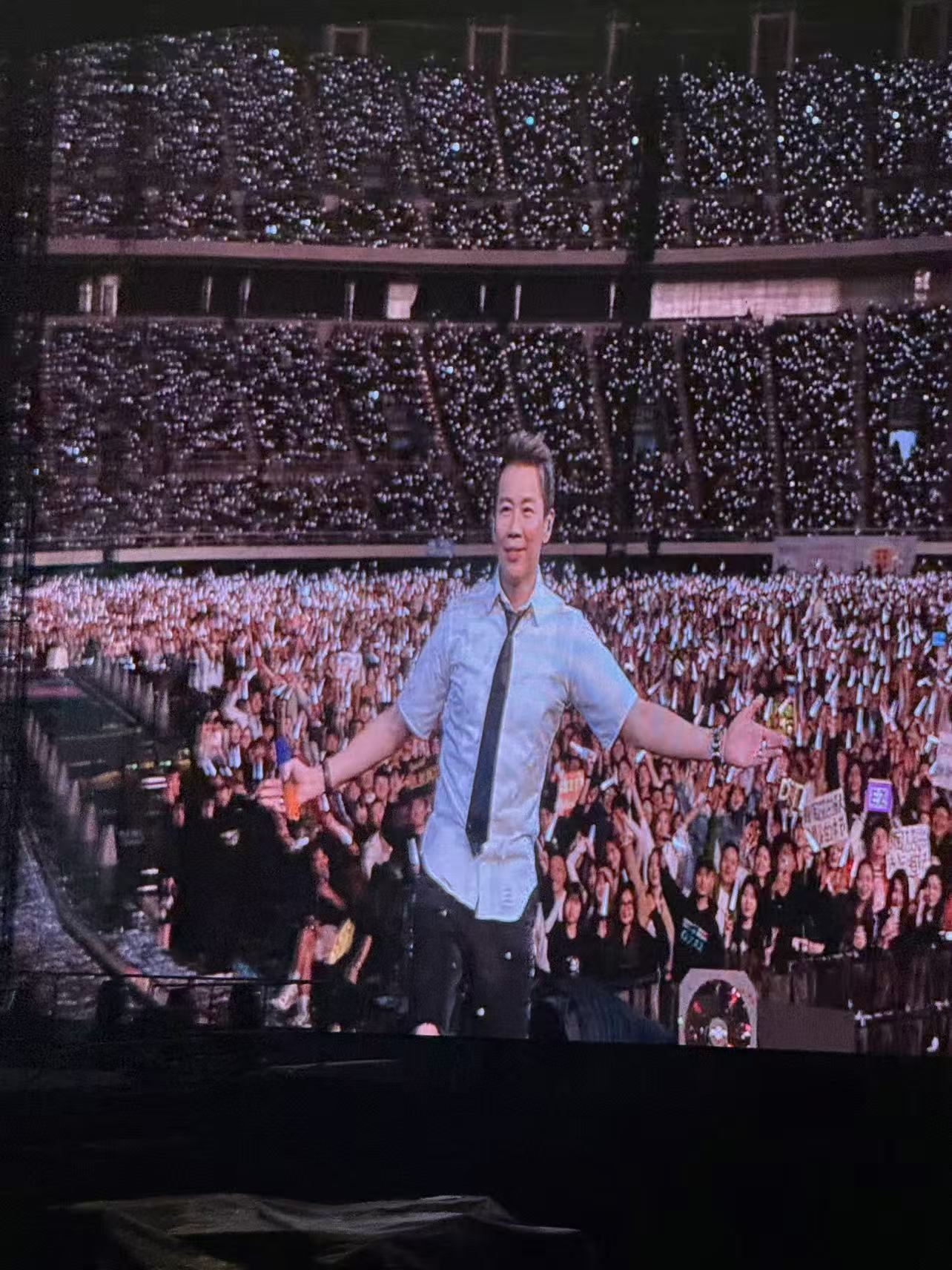 陶喆被粉丝扇子笑得唱不下去 陶喆正唱着，看了一眼粉丝举的扇子，直接笑到唱不下去。