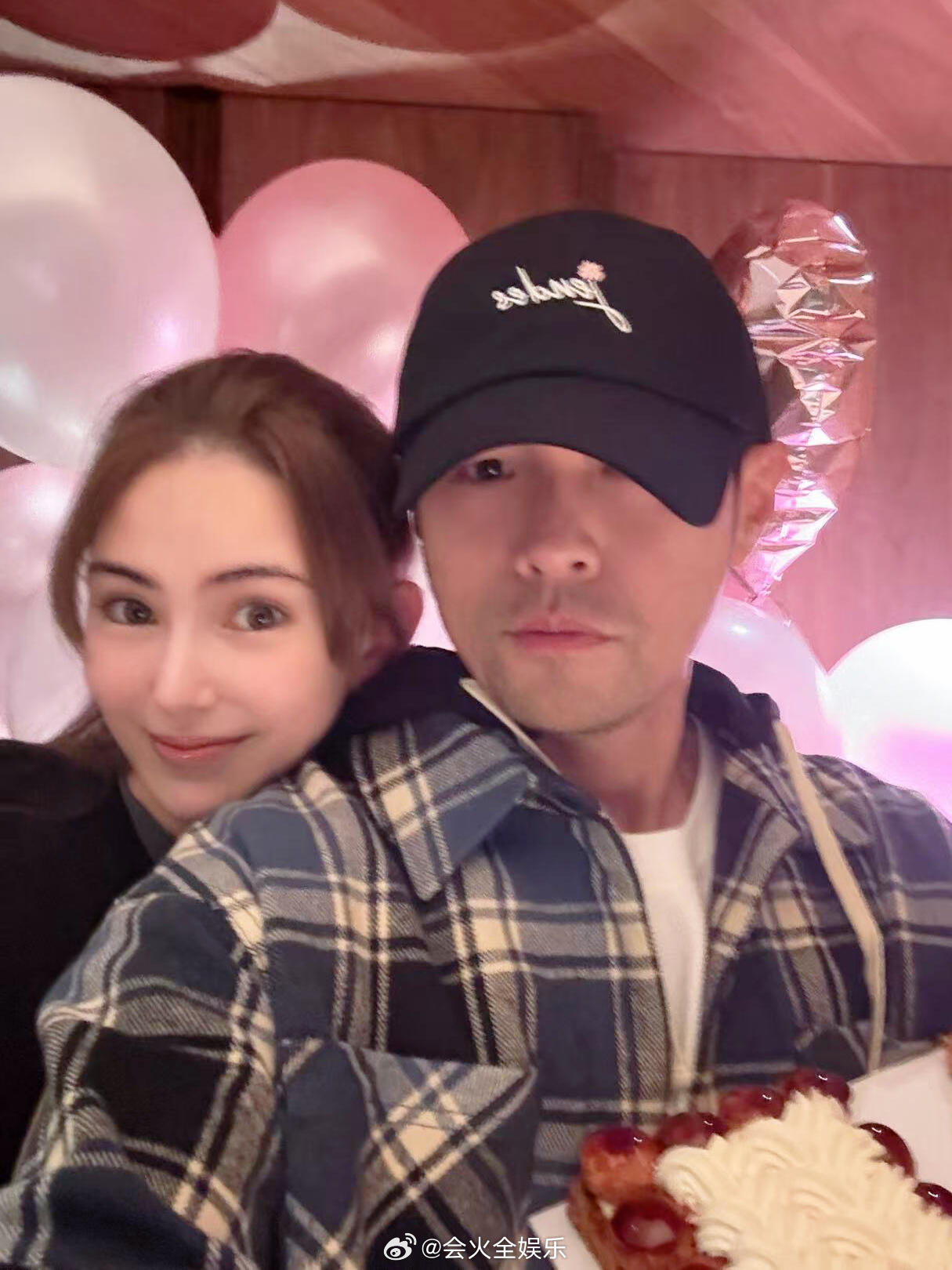 昆凌生日晒与周杰伦合照昆凌晒与周杰伦生日合照 从屏幕溢出来的幸福 ​​​