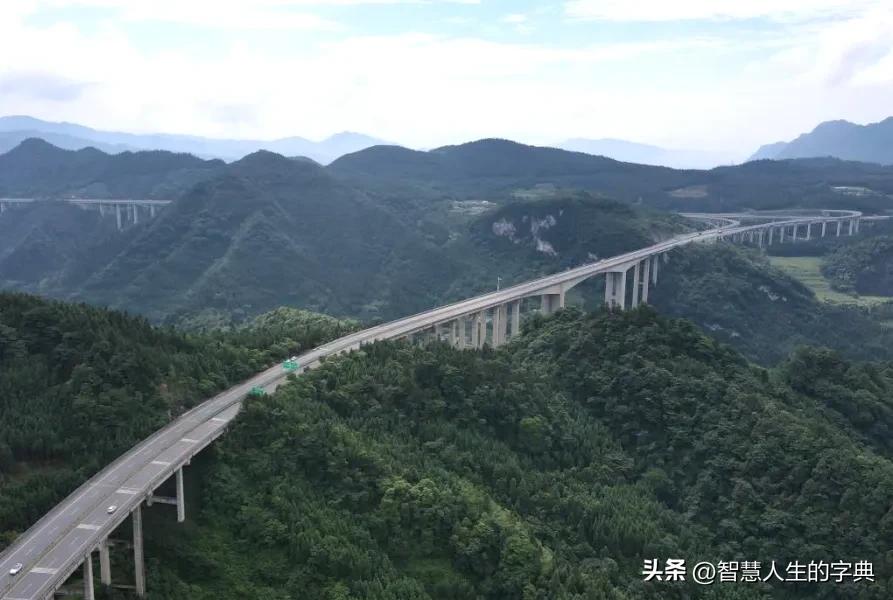 老牌国道扩容从来不是简单的拉直画线，而是人口流动、经济增量与安全冗余之间的动态平