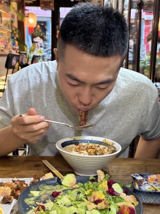 沉浸式🍴超棒的猪脚饭和蔬菜沙拉🥗