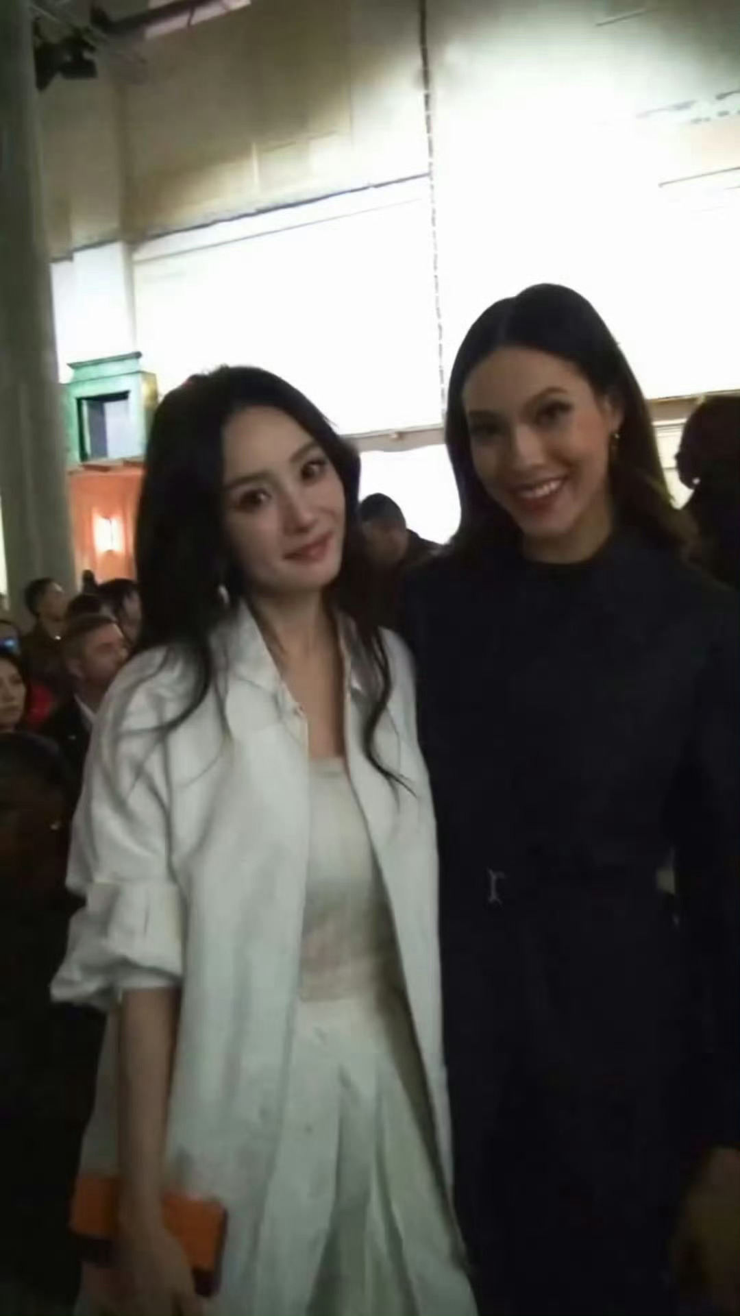 杨幂谷爱凌合照 好娇啊小幂中国女人闪耀米兰