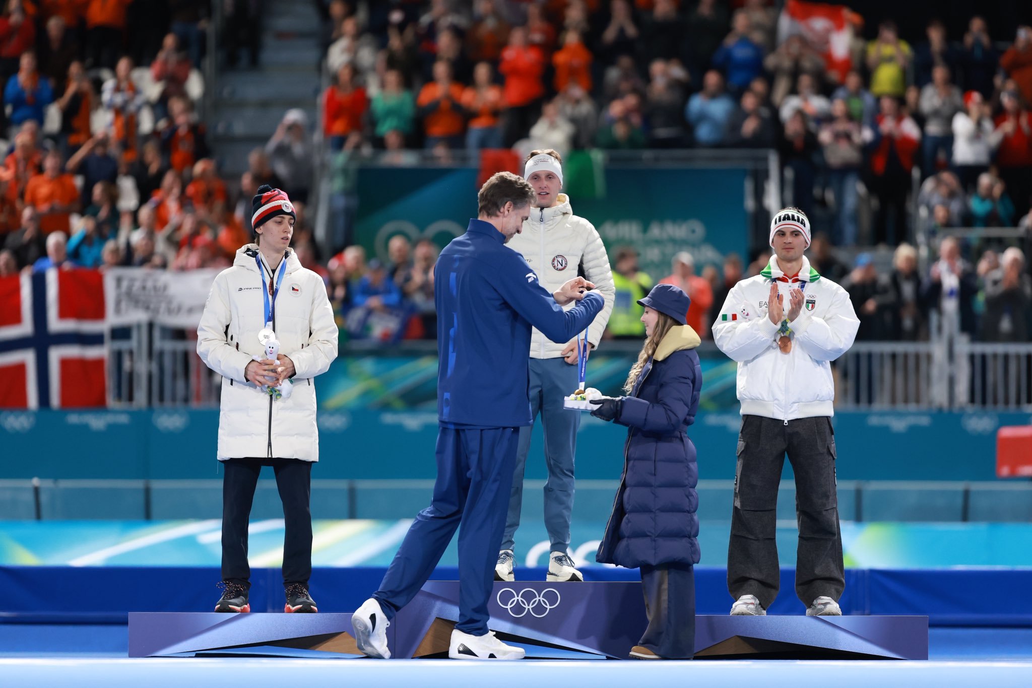 大加索尔还担任了冬奥会男子5000米速度滑冰项目的颁奖嘉宾。冬奥会