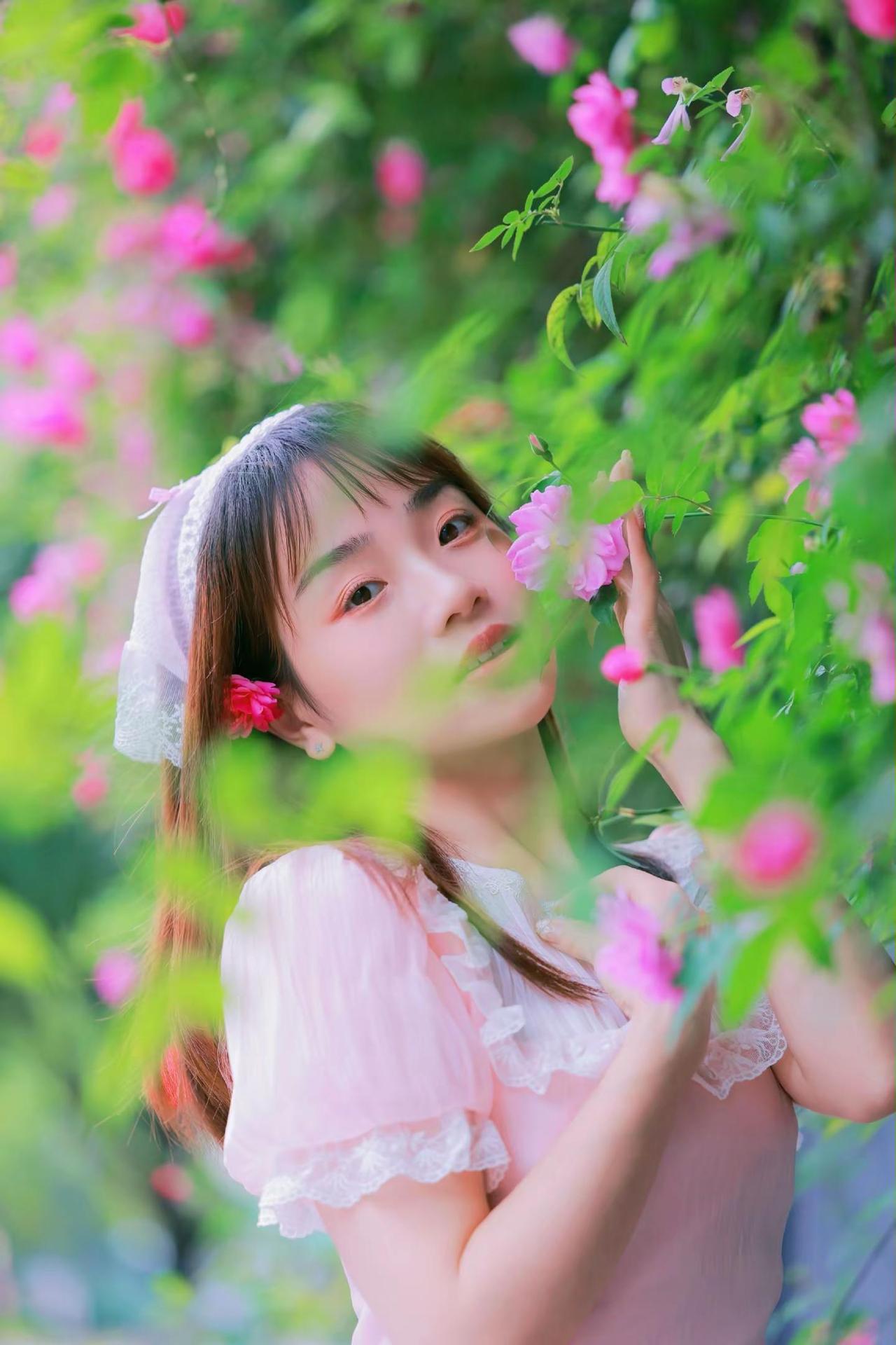 不缺席每一个瞬间！蔷薇花下 花海与裙摆 夏日粉裙少女 蔷薇藤下