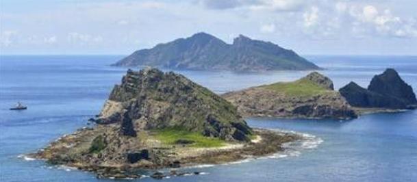 蹬鼻子上脸！
日本想要强行登岛！
中方严阵以待！


日本冲绳石垣市的议会，
通