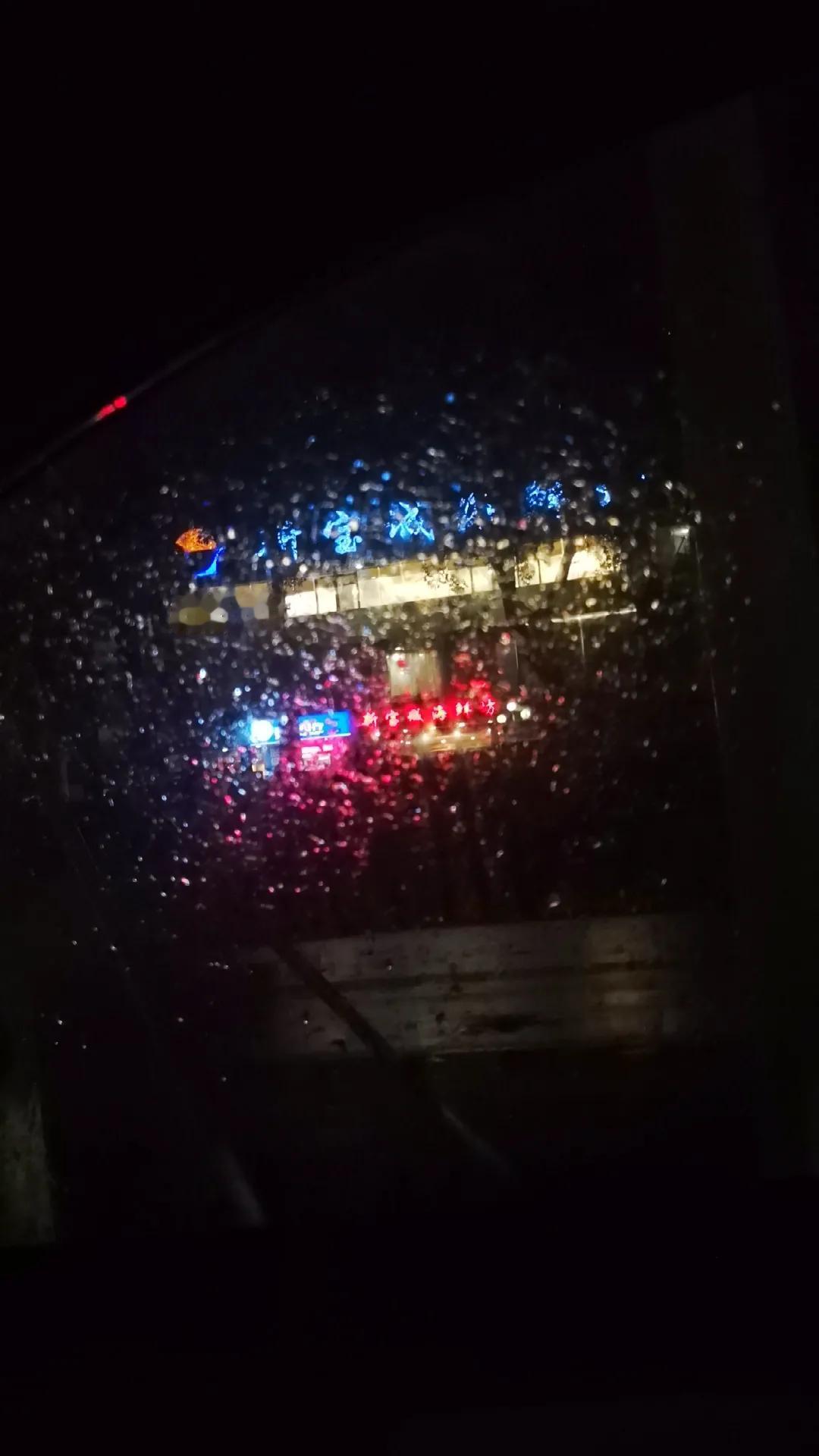夜色渐浓，雨滴敲打着窗户。