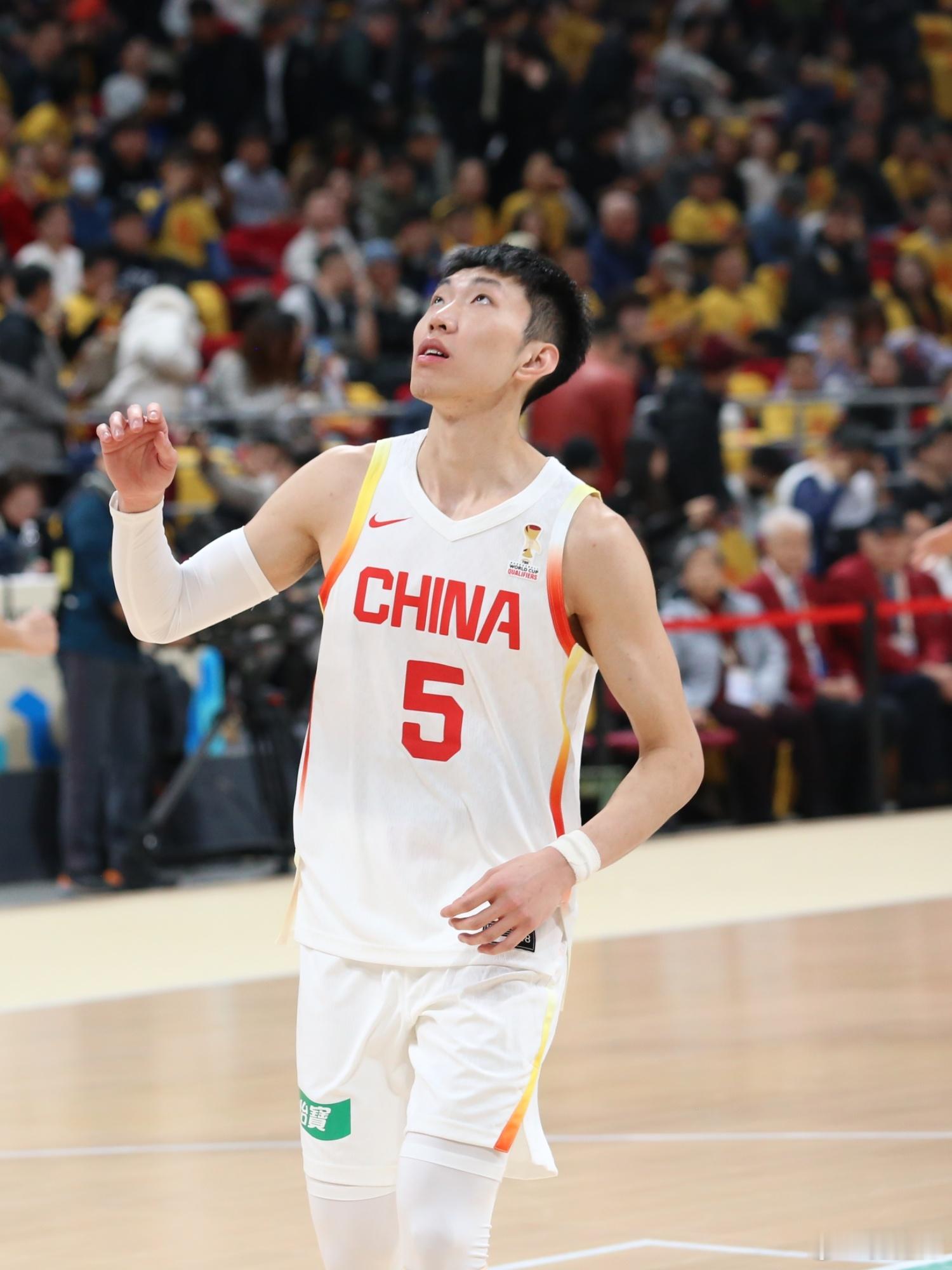 昨晚拍了一些三宁，17分6助攻，他应该是场上唯一一名参加了全运会还能跟上比赛节奏