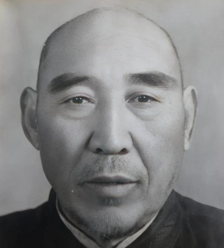 1936年，武术家寇运兴在德国柏林表演武术，遭到芬兰拳击手挑衅，说：“我要用拳击