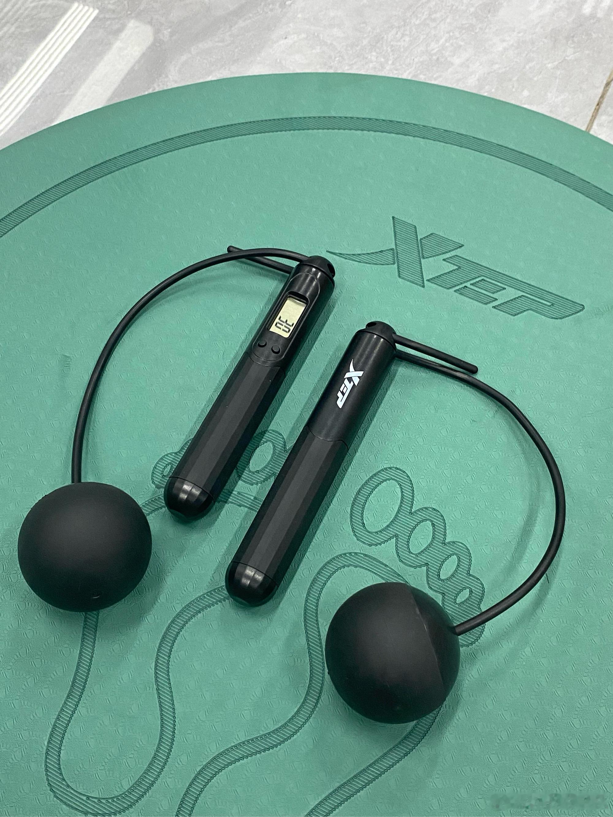 跳绳是减重排行榜第一名的运动如果在室内空间小的话还可以用这种无绳跳绳，一般都有计