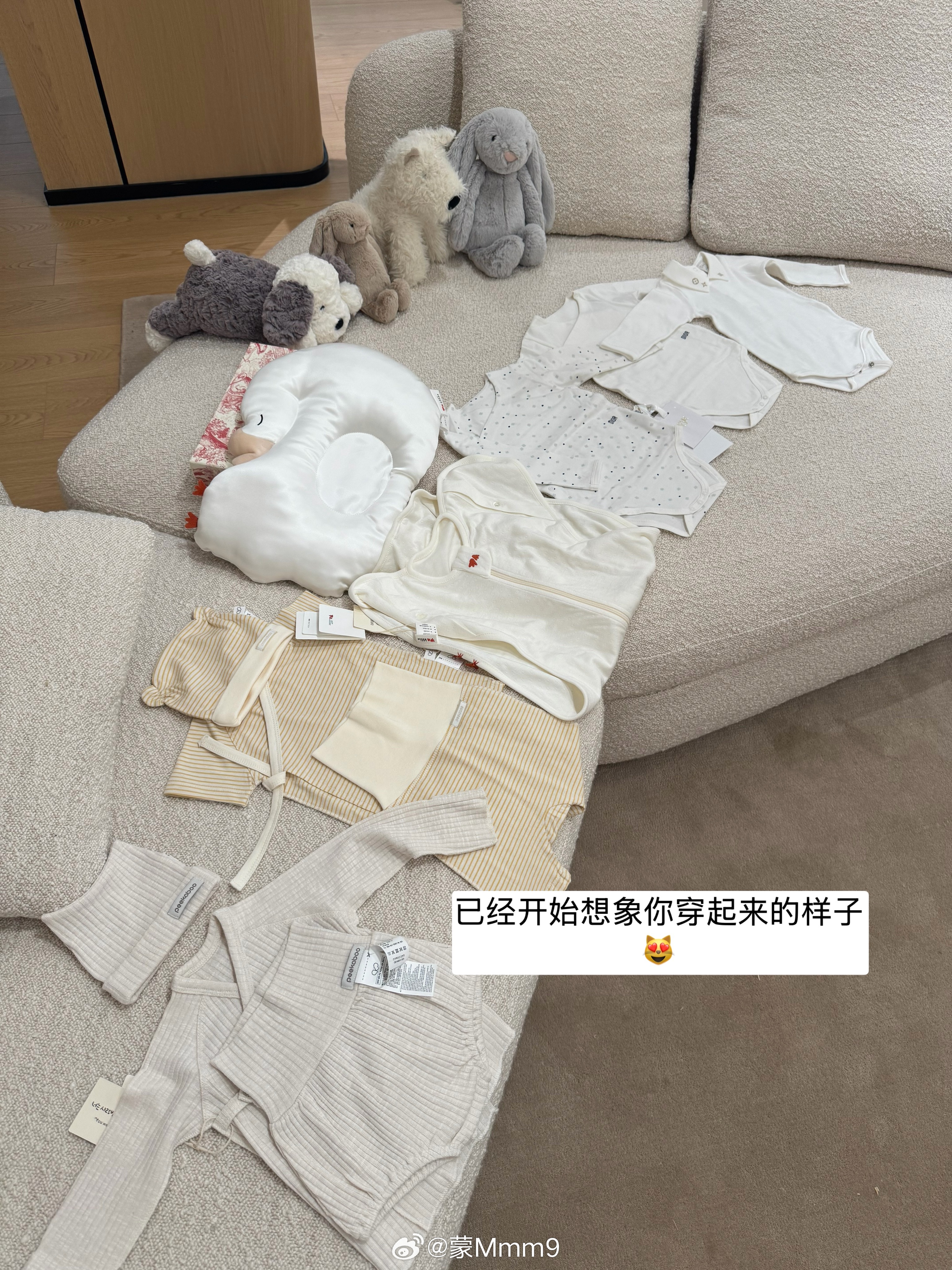 嘻嘻。马上进入孕33周，期待住～ 最近买了很多小宝宝的7788衣服好可爱呀🩵…