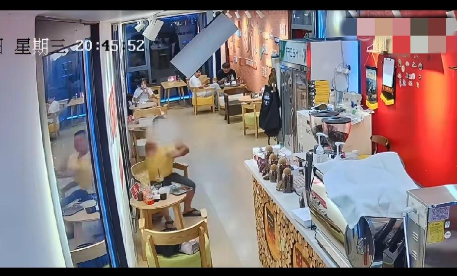安分守己做生意，平白无故遭受损失！
男子在咖啡馆饮酒之后肆意打砸店内设施，造成店