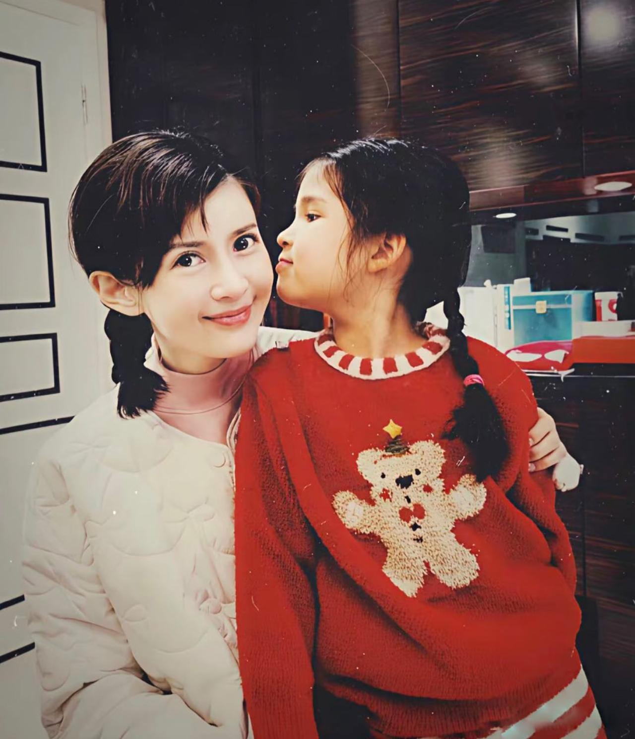 主持人沈星的女儿竟然这么大了，这长相完全可以当童模，正脸和侧脸都超绝。

想来沈