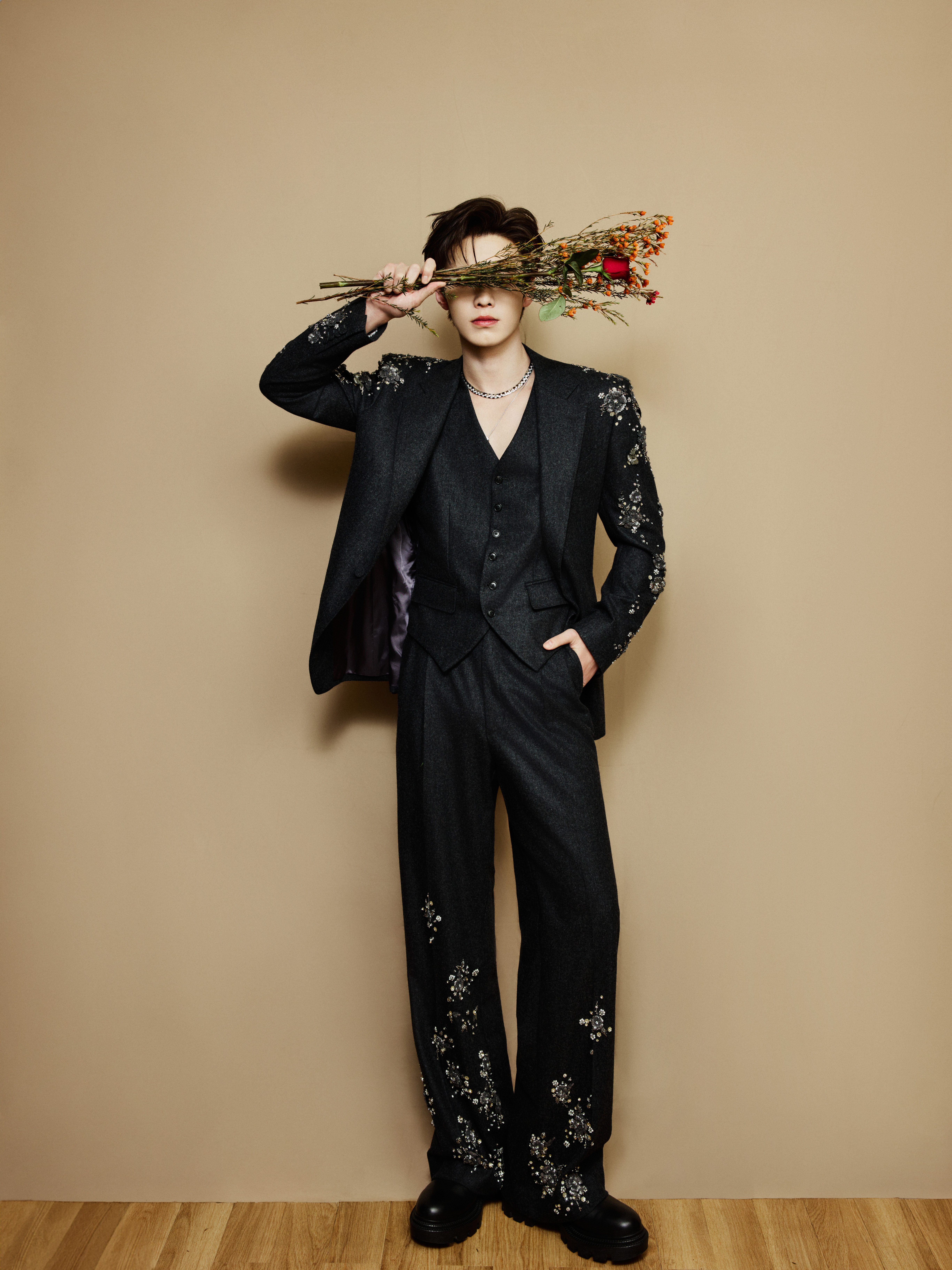 现身耀客华影耀彩新剧盛典，身着三件套西装——利落剪裁勾勒挺拔轮廓，肩袖处采用重工