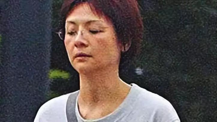 叶子楣曾是港圈最敢拍的风月明星之一，如今60岁的她早已告别演艺圈，过着另一种人生