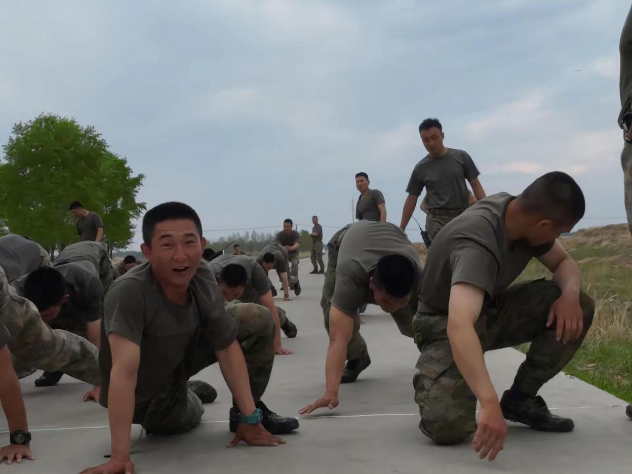 也许同年兵之间的情谊是那段晦暗日子里唯一的光芒青春有迷彩才是青春的样子 野外驻训